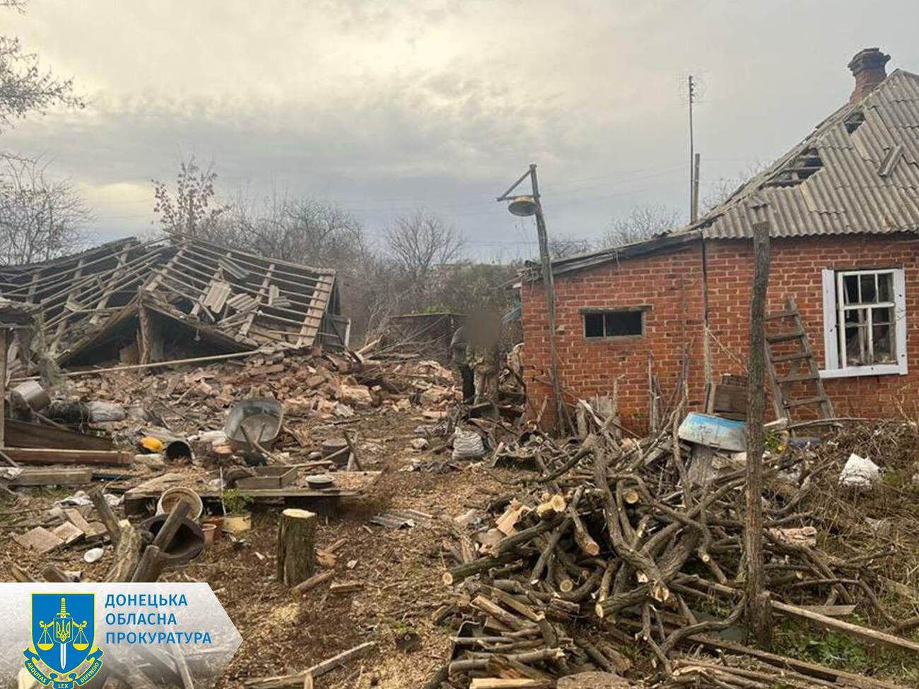 Унаслідок російських обстрілів, окрім приватних будинків, пошкоджено багатоповерхівки, гаражі та навчальний заклад, зазначили у прокуратурі Донецької області