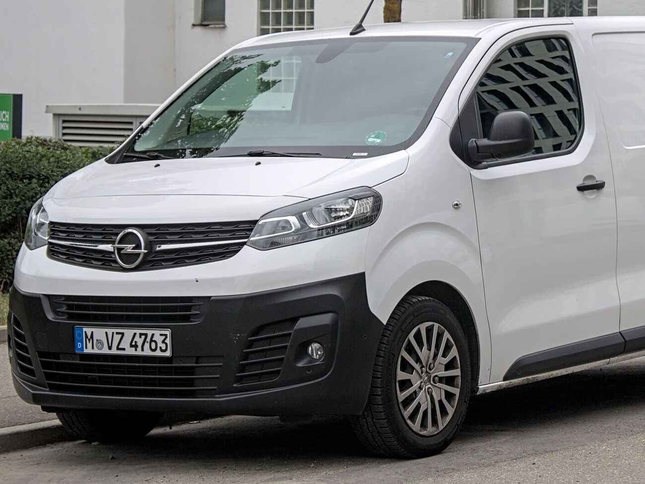 12 июля военные для проверки документов остановили автомобиль Opel Vivaro под управлением 44-летнего мужчины, предложив ему получить повестку, отметили в полиции Сумской области