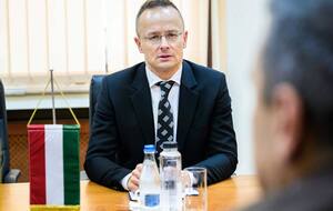 Украина "не будет иметь права на членство в ЕС", пока в стране не прекратится война, отметил Сийярто