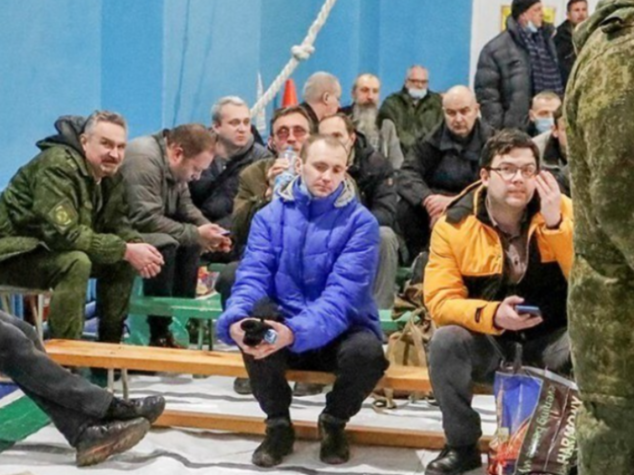 По данным ЦНС, мужчинам призывного возраста на временно оккупированных территориях Украины после получения паспорта РФ сразу выдают повестку