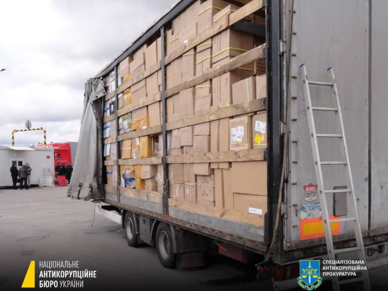 Таможенники несколько лет занижали стоимость завезенных товаров