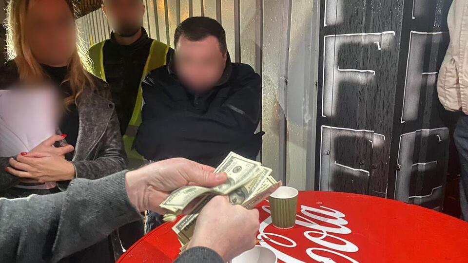Гроші заховали в паперовому стакані