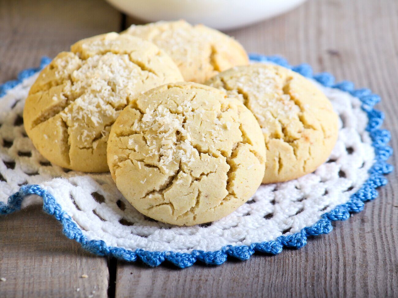 Випікайте кокосове печиво в розігрітій до 180 °С духовці 12 хвилин