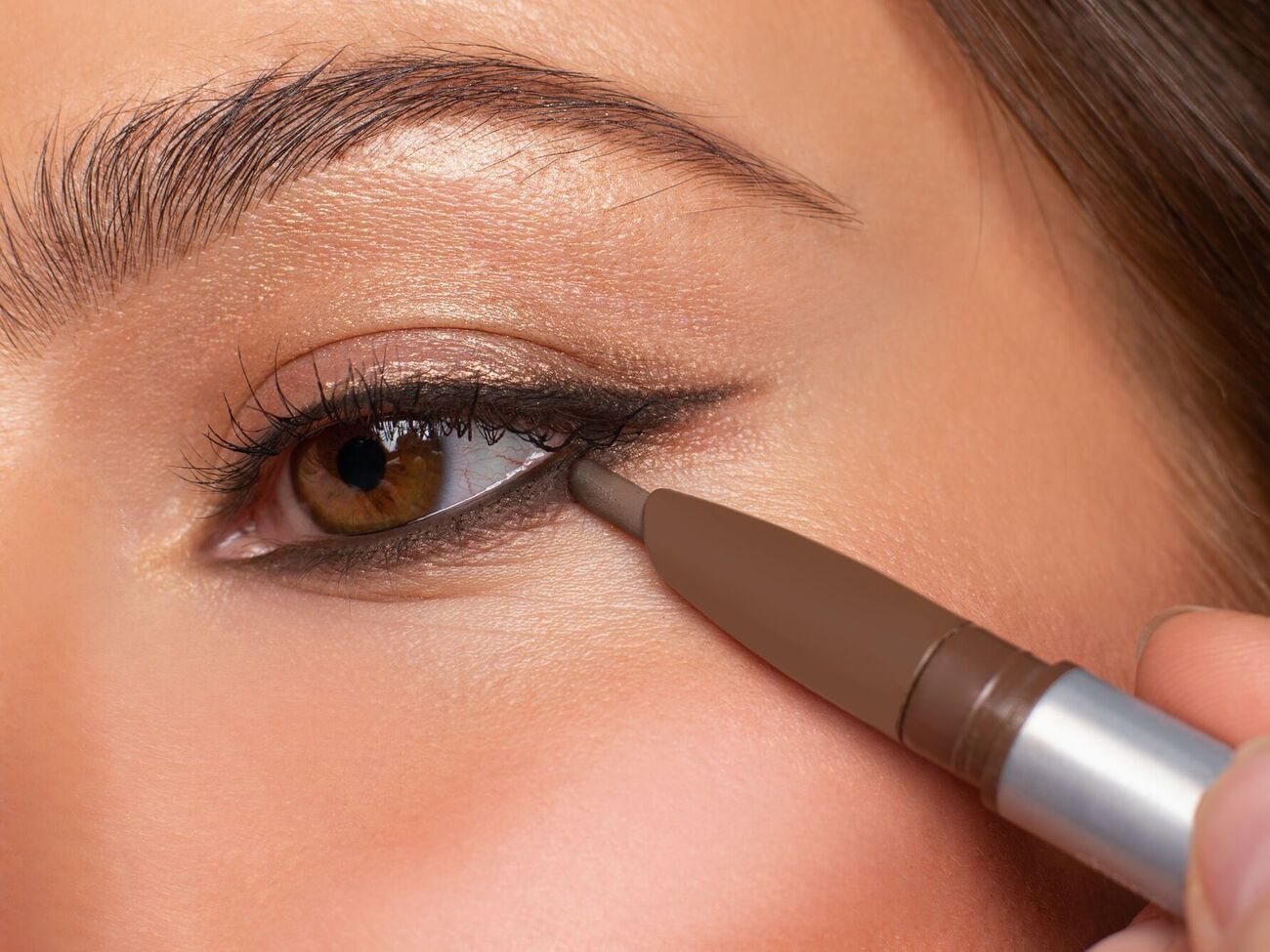 Обладательницам карих глаз следует выбирать темно-коричневую подводку