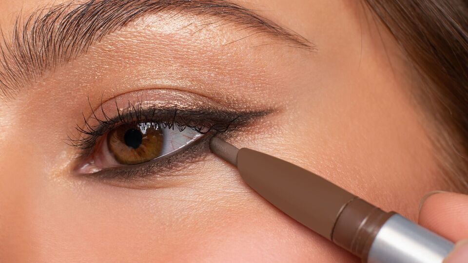 Обладательницам карих глаз следует выбирать темно-коричневую подводку