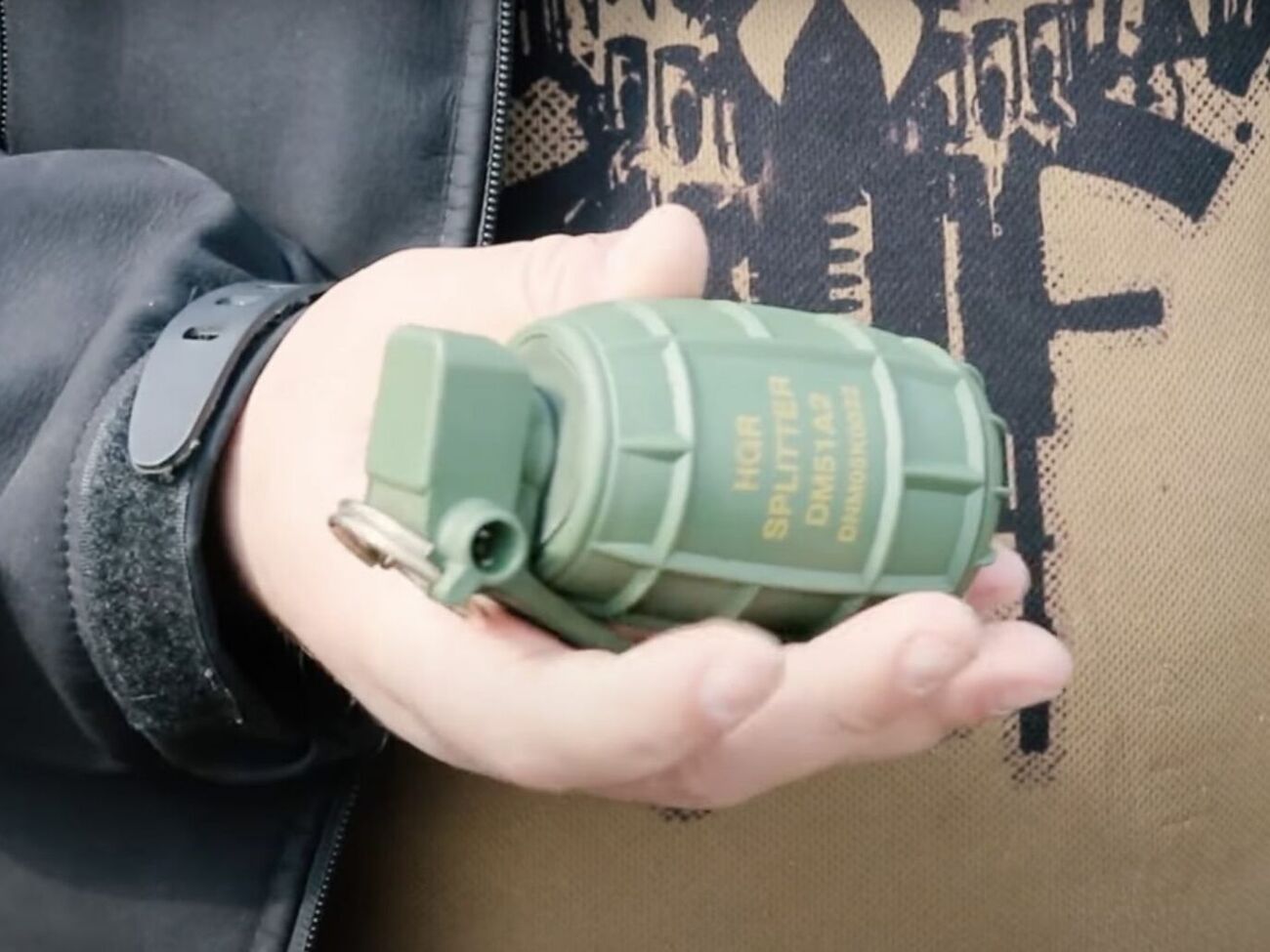 Суд не обрав запобіжного заходу офіцеру, який подарував бойові гранати
