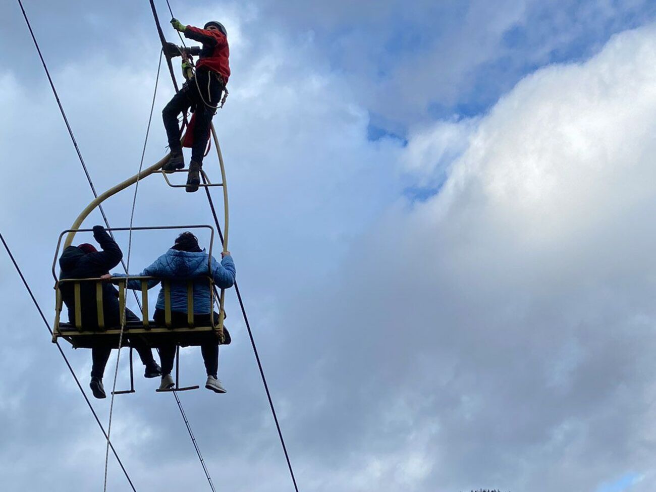 Усіх людей, які зависли над землею на п'ятиметровій висоті, вдалося успішно евакуювати з поламаного підйомника, зазначили у ДСНС
