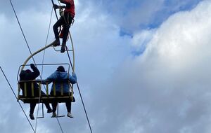 Усіх людей, які зависли над землею на п'ятиметровій висоті, вдалося успішно евакуювати з поламаного підйомника, зазначили у ДСНС