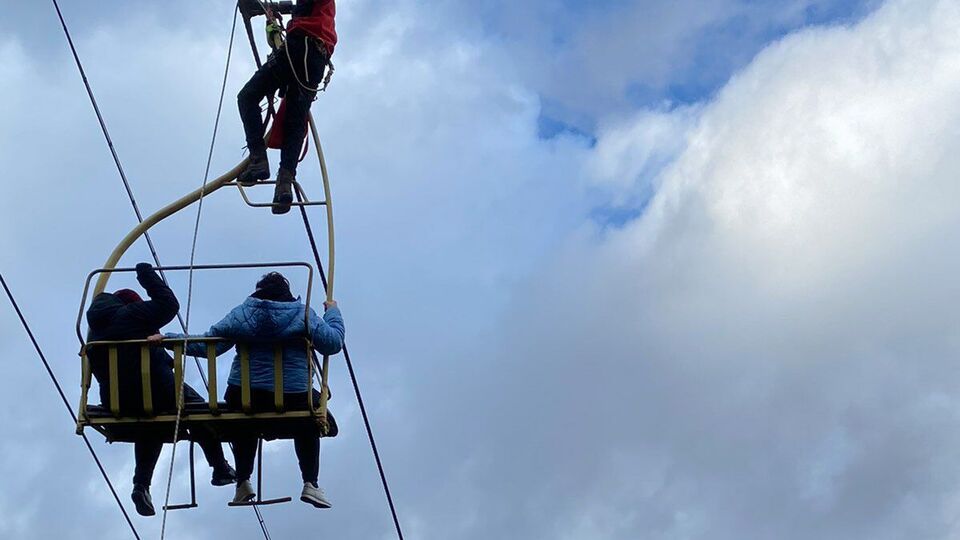 Всех людей, которые зависли над землей на пятиметровой высоте, удалось успешно эвакуировать из поломанного подъемника, отметили в ГСЧС