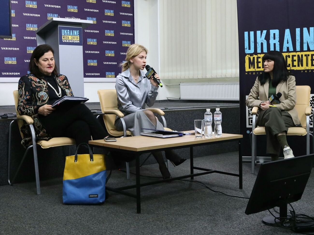 Украина подготовит законодательные изменения, которые "будут касаться и образования, и языка", отметила Стефанишина (по центру)