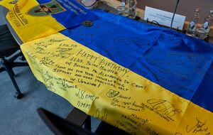 Де Кроо прокомментировал фото с флагом Украины: Поздравление с днем рождения с фронта под Бахмутом