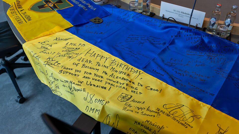 "Привітання із днем народження із фронту під Бахмутом", – підписав фото із прапором України Де Кроо