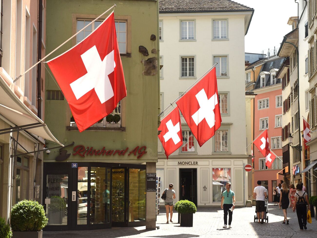 Швейцария заблокировала движение 7,4 млрд франков в валютных активах, принадлежащих российскому Центробанку