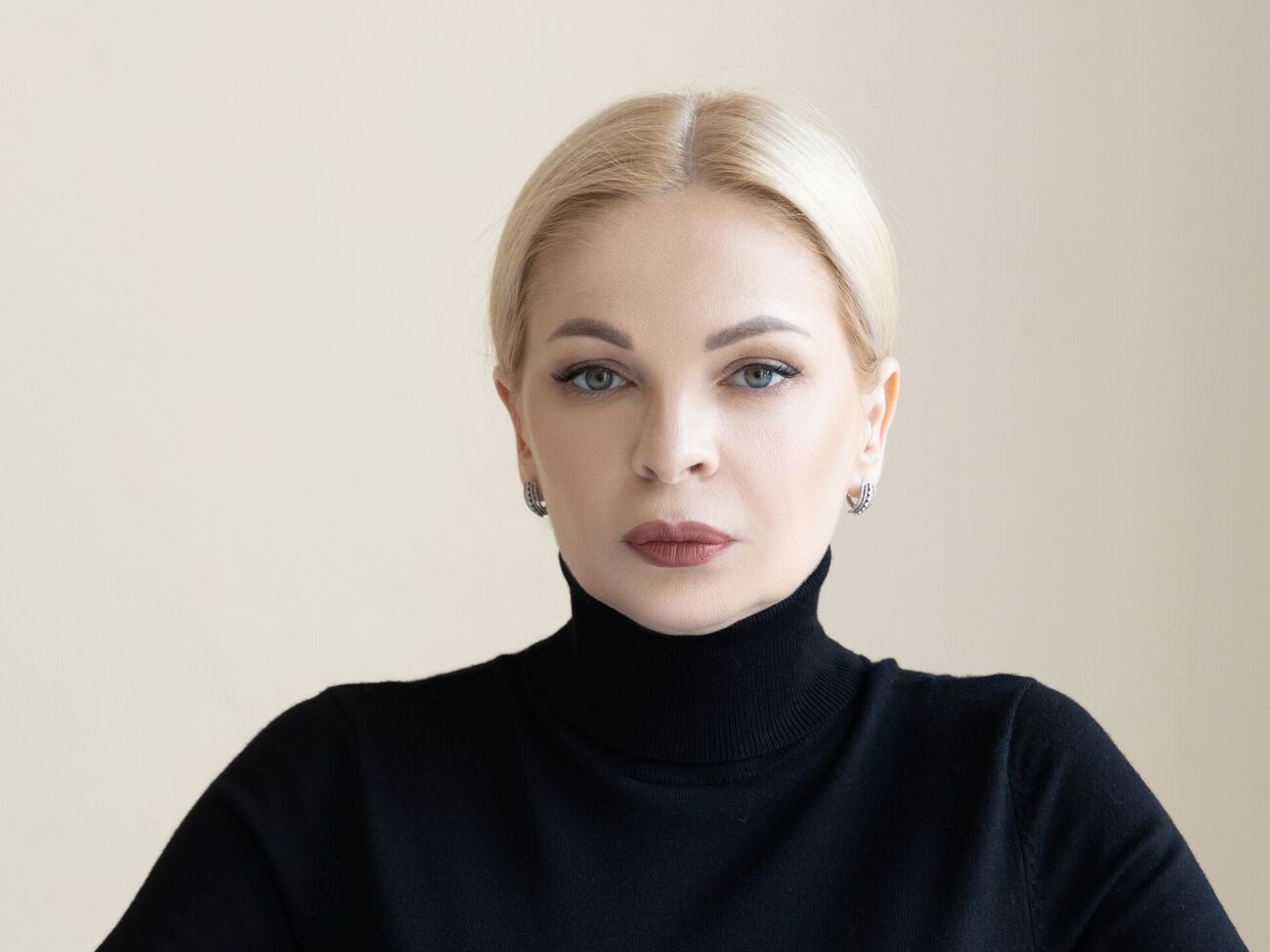 Поки Facebook-спільнота розважається жартами, Безугла виконує відведену їй роль. Авторитет військових і політиків зазнає репутаційних втрат