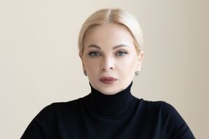 Поки Facebook-спільнота розважається жартами, Безугла виконує відведену їй роль. Авторитет військових і політиків зазнає репутаційних втрат