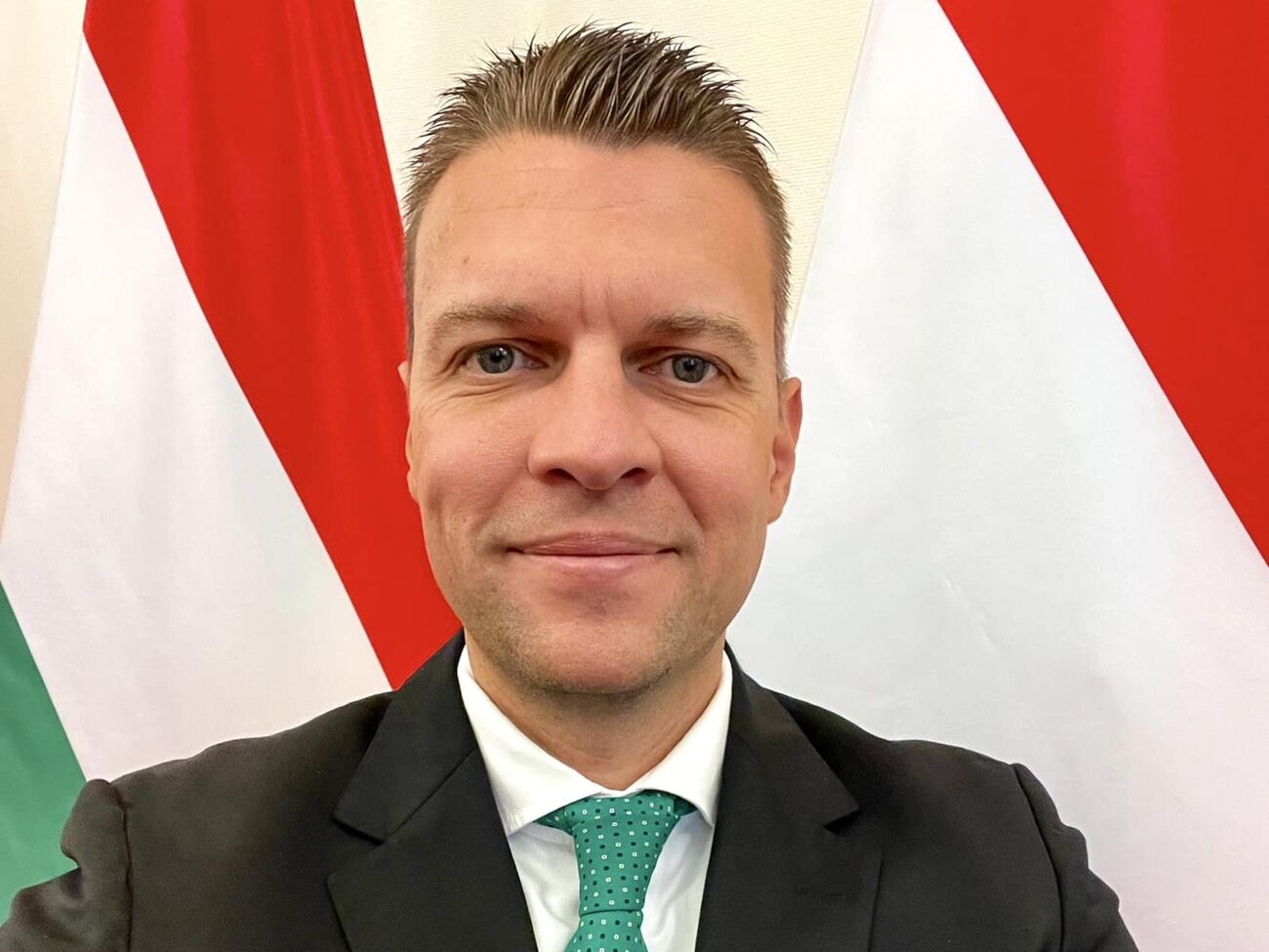 Решение украинского парламента о нацменьшинствах будет тщательно оценено, заявил Менцер