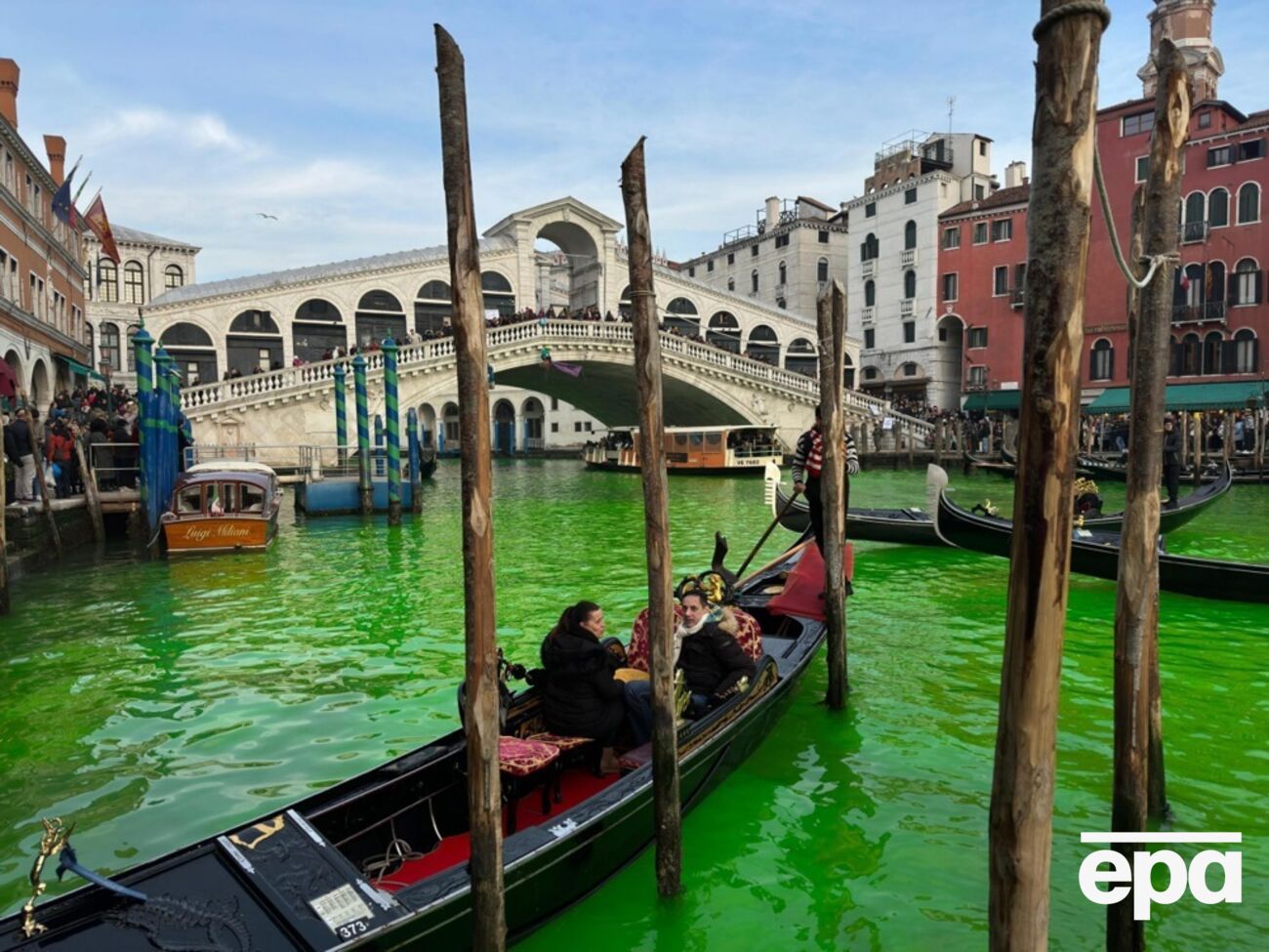 Воду в Венеции и еще четырех городах Италии окрасили в зеленый цвет