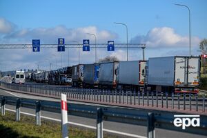 Грузовики доставили в Польшу по железной дороге