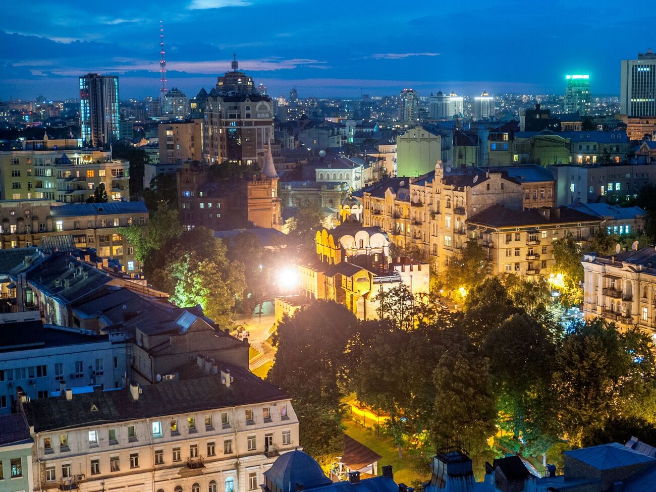 Во время комендантского часа запрещено пребывание на улицах без специально выданных пропусков и удостоверений