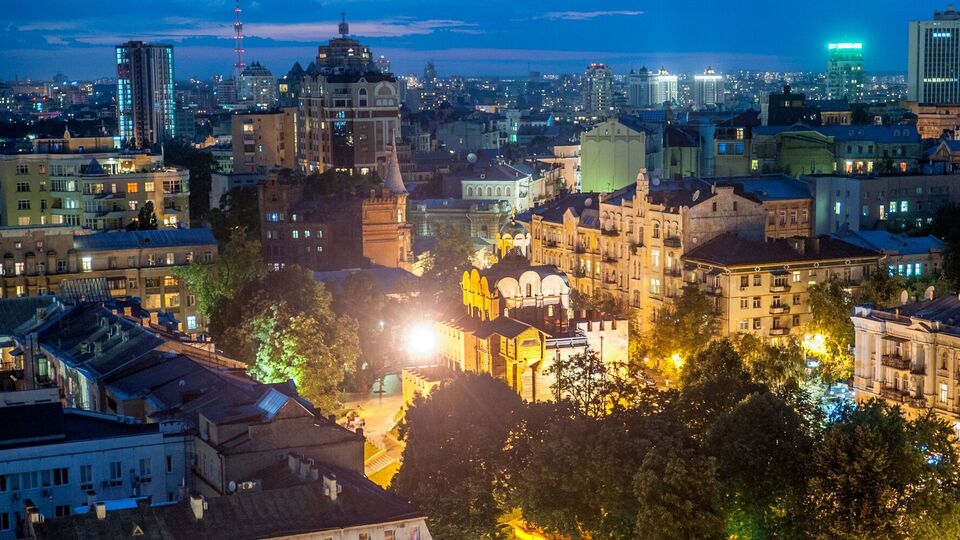 Під час комендантської години заборонено перебування на вулицях без спеціально виданих перепусток і посвідчень