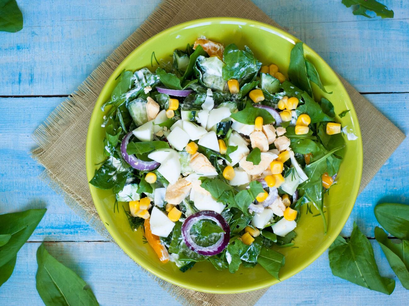 У страві використовують мікс салату