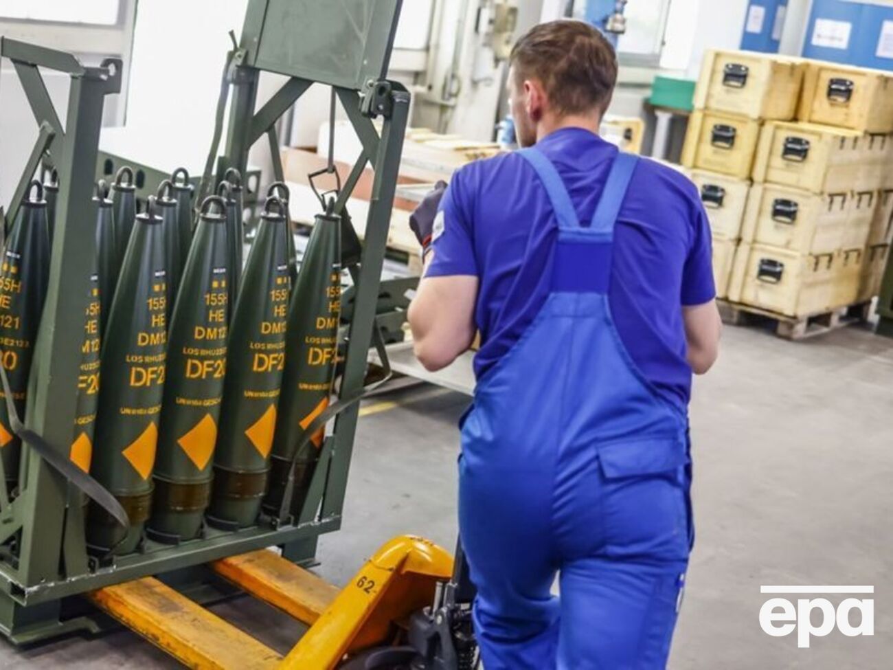 Європа не встигає виробляти зброю для допомоги Україні й поповнення своїх арсеналів, пишуть ЗМІ