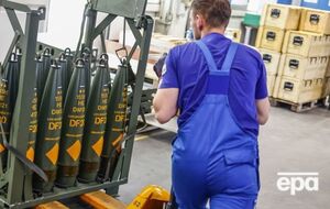Європа не встигає виробляти зброю для допомоги Україні й поповнення своїх арсеналів, пишуть ЗМІ