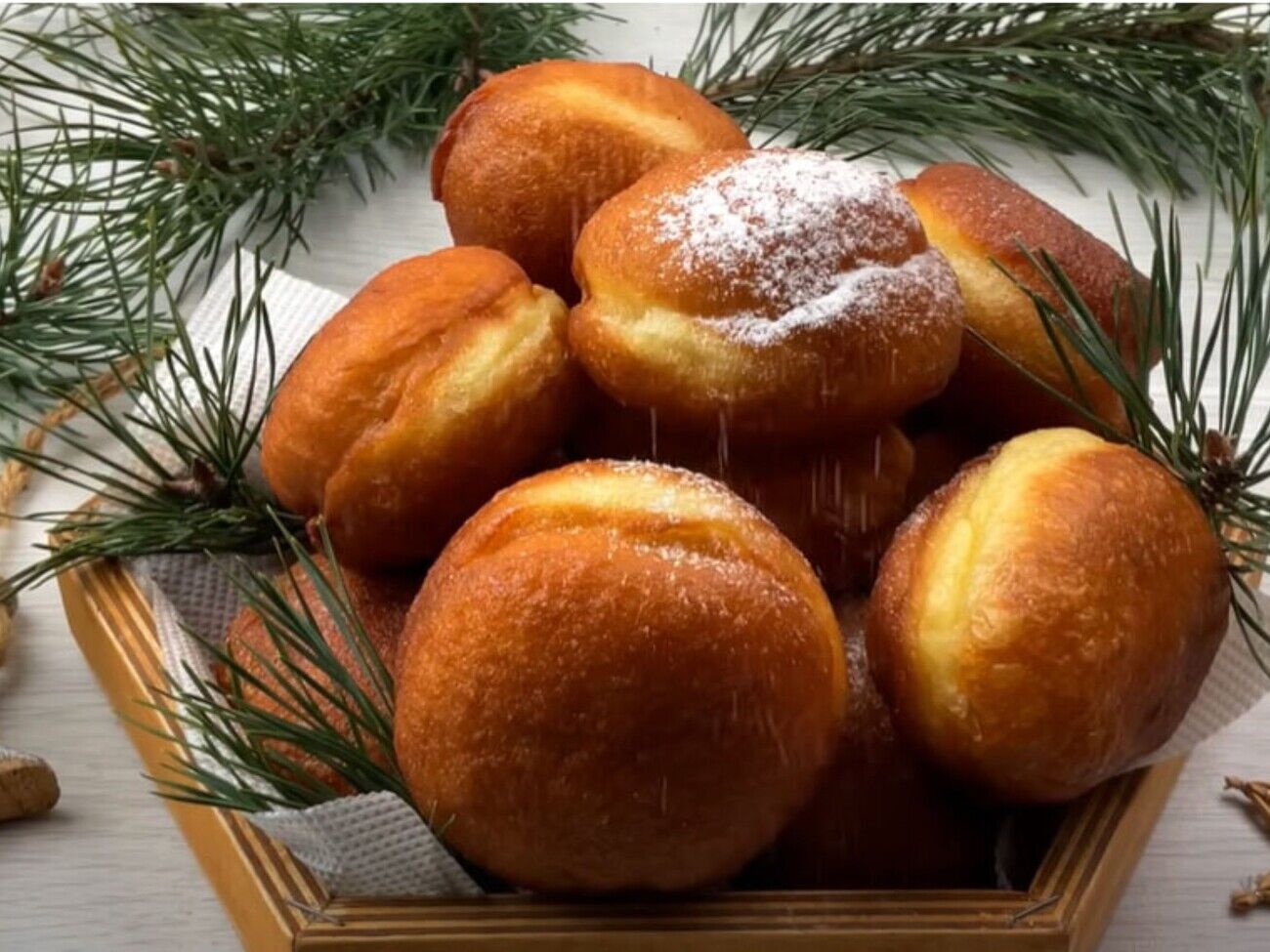 Температура масла для приготовления пампушек должна быть около 175 °C. Если будет ниже, пампушки впитают в себя слишком много жира, а если выше – сгорят снаружи, а внутри останутся сырыми