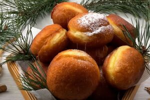 Температура масла для приготовления пампушек должна быть около 175 °C. Если будет ниже, пампушки впитают в себя слишком много жира, а если выше – сгорят снаружи, а внутри останутся сырыми