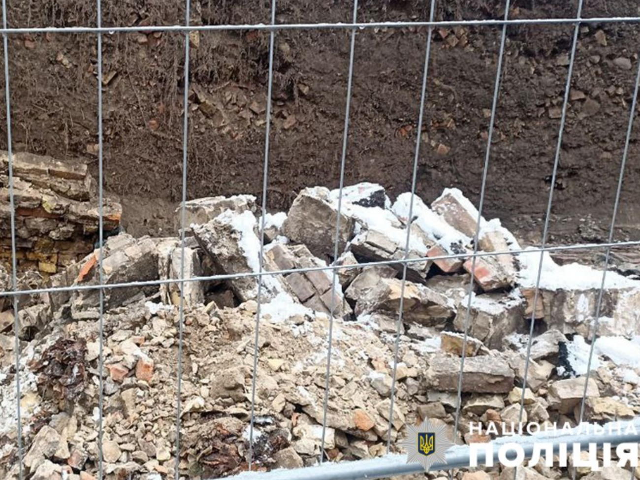 Полиция показала место обвала на Лютеранской, в результате которого погиб человек