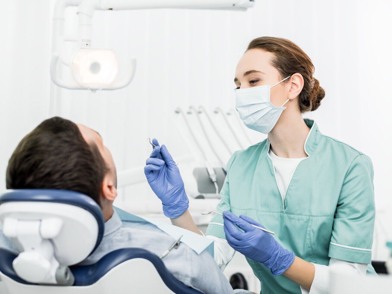 По словам стоматолога, во время осмотра у человека выделяется больше слюны, если он не поел