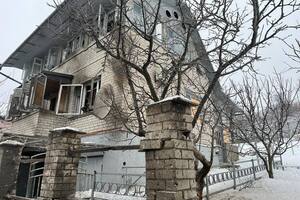В жилых домах выбиты окна, повреждены заборы