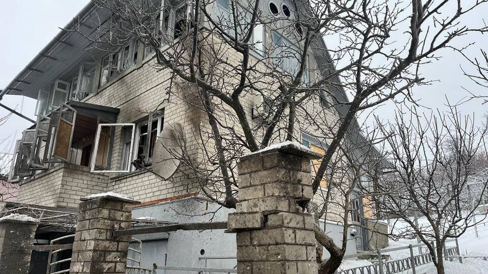 В жилых домах выбиты окна, повреждены заборы