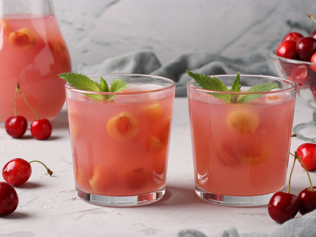 Щоб не було згустків, розчиніть крохмаль у склянці з водою і вливайте його тонкою цівкою в каструлю, постійно помішуючи