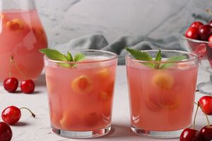 Щоб не було згустків, розчиніть крохмаль у склянці з водою і вливайте його тонкою цівкою в каструлю, постійно помішуючи