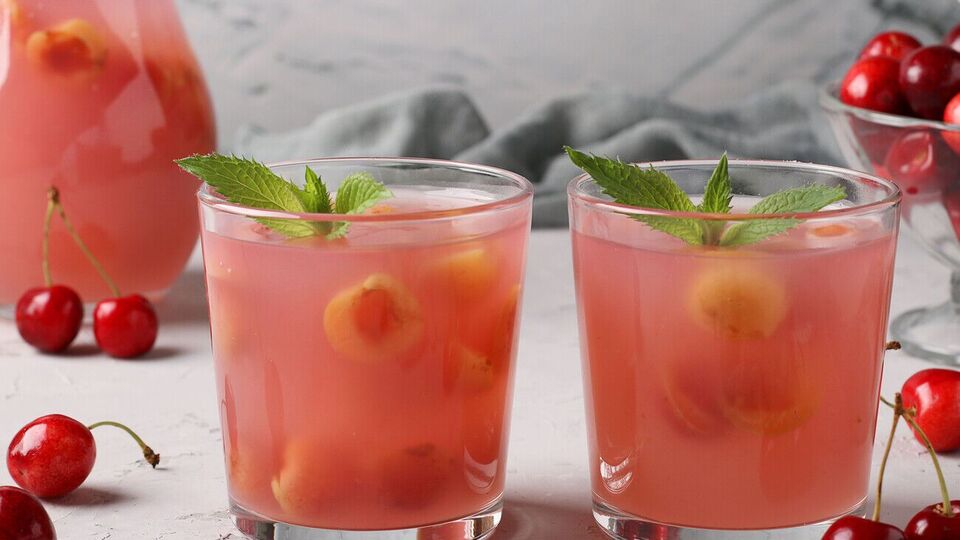 Щоб не було згустків, розчиніть крохмаль у склянці з водою і вливайте його тонкою цівкою в каструлю, постійно помішуючи