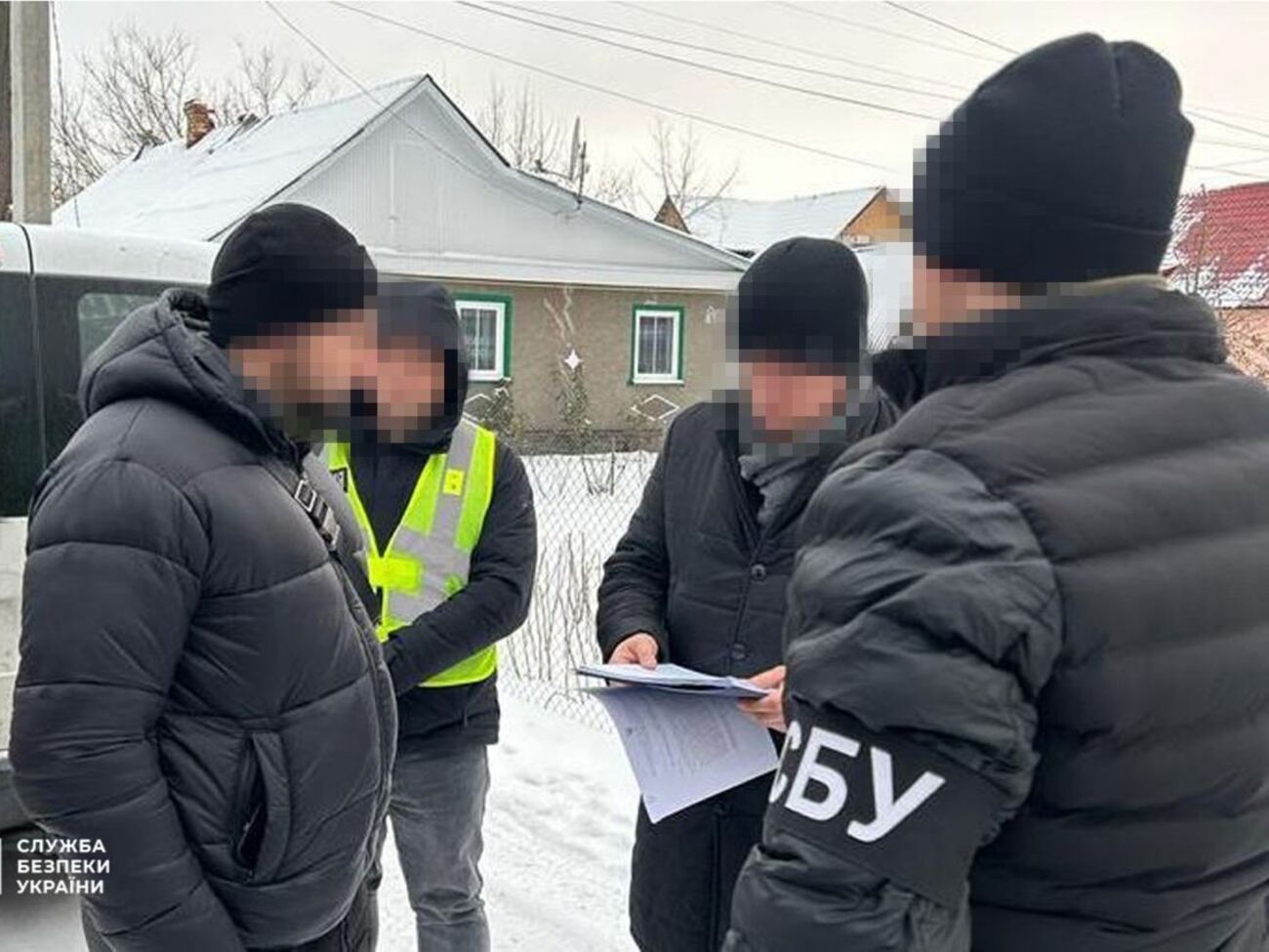 Местного депутата подозревают в "выбивании" денег