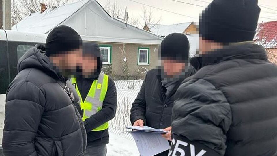 Местного депутата подозревают в "выбивании" денег