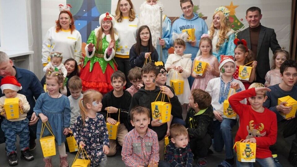 Команда Фонду вручила дітям із Маріуполя подарунки