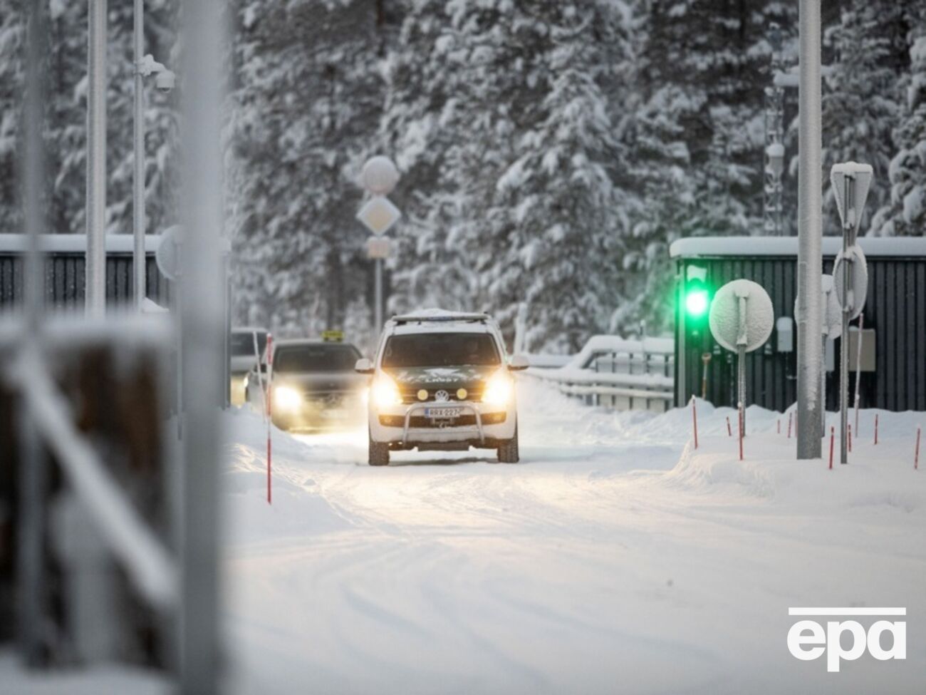 Фінляндія із 30 листопада повністю закрила всі сухопутні пункти пропуску на кордоні з РФ на два тижні через проблеми з нелегальними мігрантами