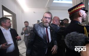 Браун подбежал к ханукальной меноре с порошковым огнетушителем и погасил свечи