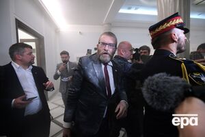 Браун підбіг до ханукальної менори з порошковим вогнегасником і загасив свічки