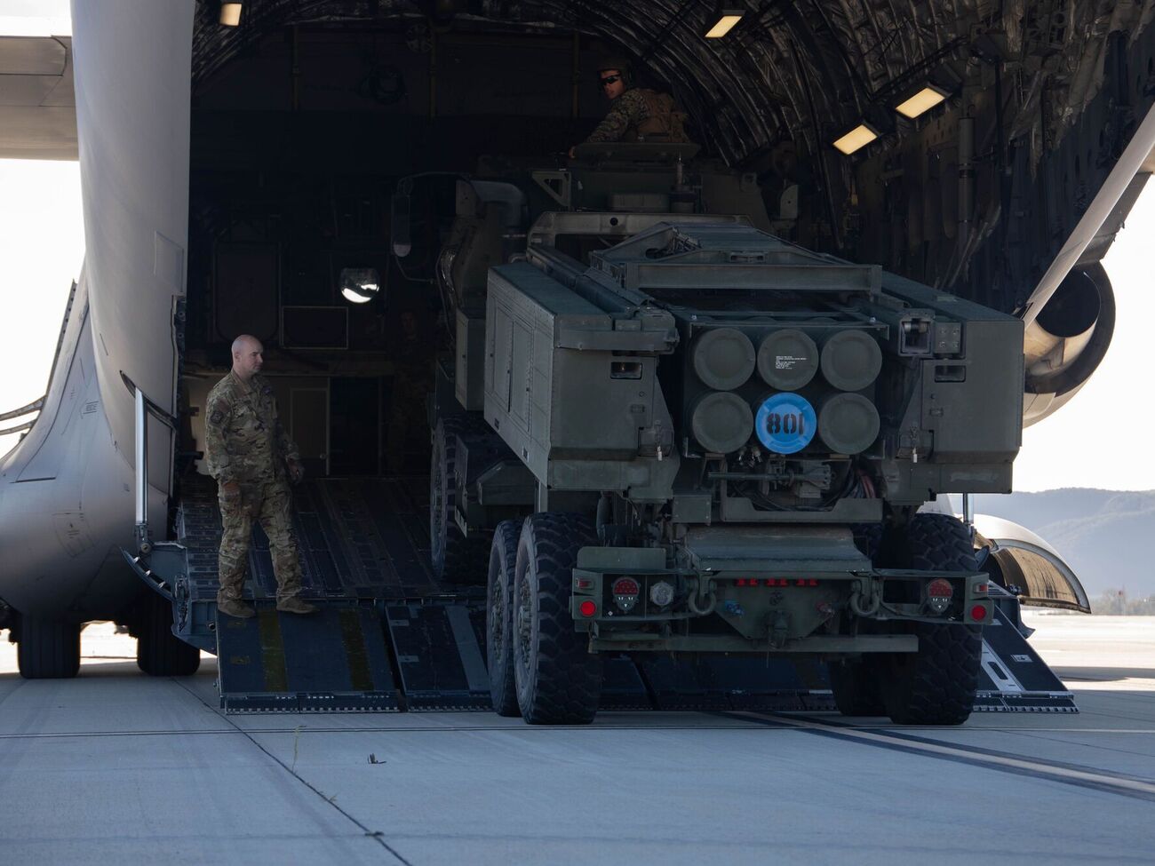 США у новому пакеті допомоги надають Україні зокрема боєприпаси до HIMARS