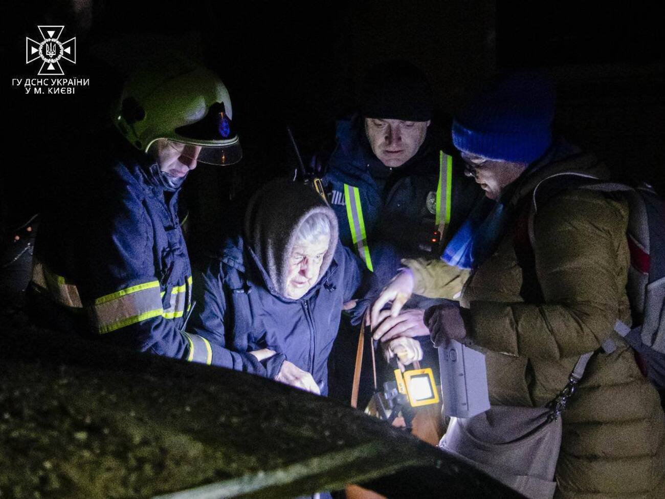 В Киеве зафиксировано около десятка случаев падения обломков ракет в результате воздушного боя, пострадали 53 человека