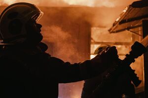 Обломки российских ракет упали в четырех районах столицы, что привело к пожарам и разрушениям