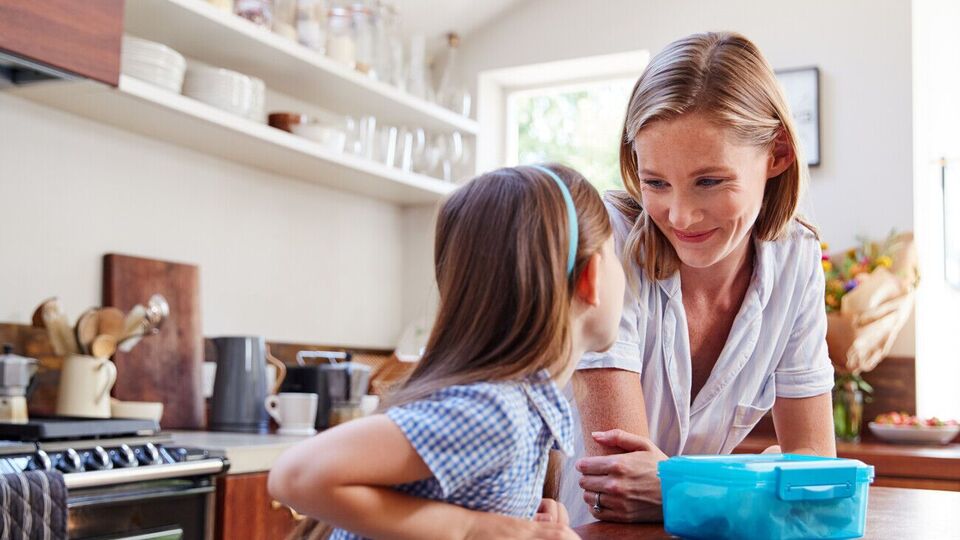 Диетолог посоветовала определять необходимый ребенку объем пищи с учетом не только его возраста, но веса и роста