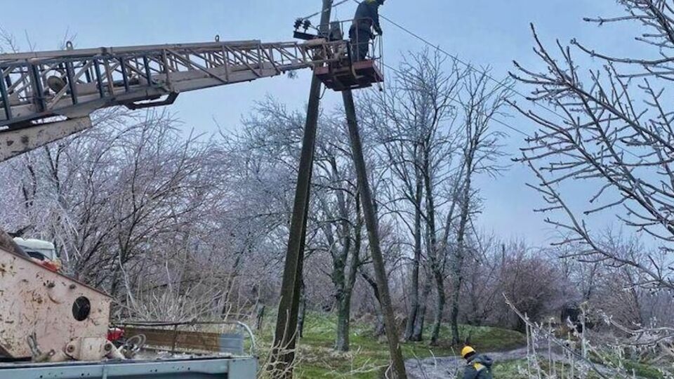 Як зазначають у ДТЕК, енергетики й далі працюватимуть у посиленому режимі, допоки не повернуть світло скрізь, де це можливо