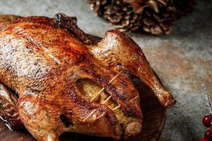 Утка запекается в духовке при 170 °C около двух часов