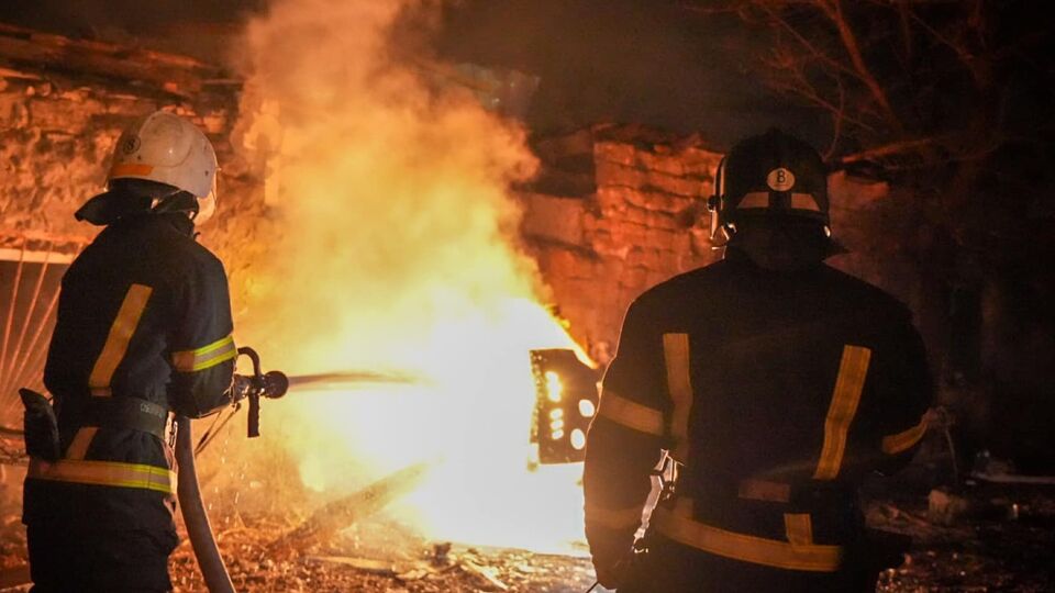 В результате обстрелов Одесской области возникло возгорание легкового автомобиля и хозпостройки, отметили в ГСЧС