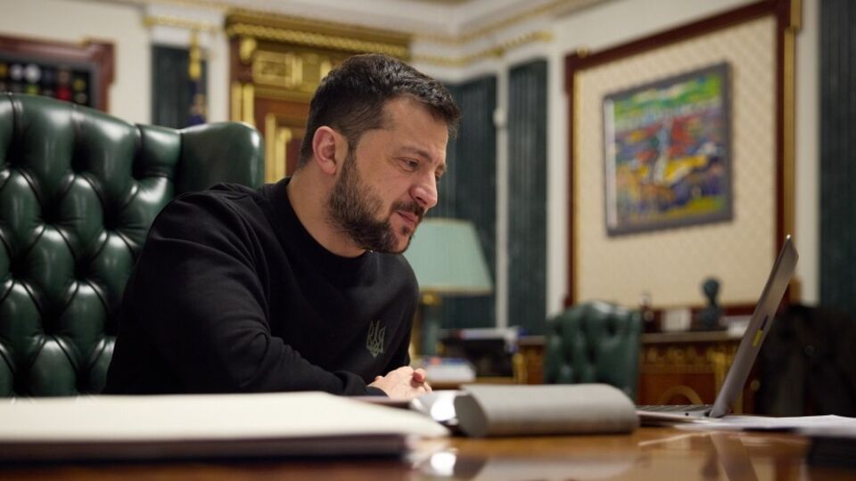 Зеленский (на фото) отметил, что в ходе беседы с Туском услышал "слова искренней поддержки"